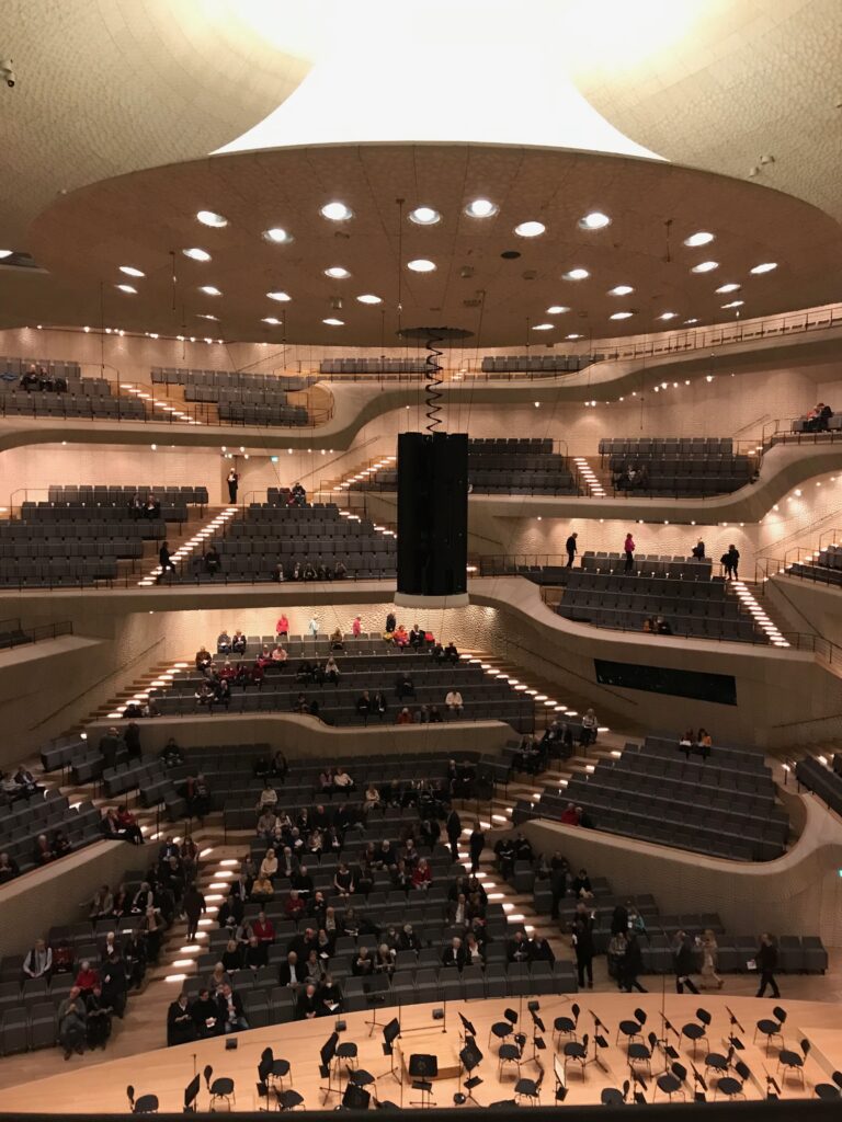 Blick in den noch fast leeren großen Saal der Elbphilharmonie.